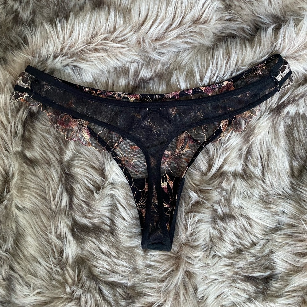 Victoria's Secret Lace Unlined Front Close Plunge Bra and Thong Panty Set - Picture 14 of 14